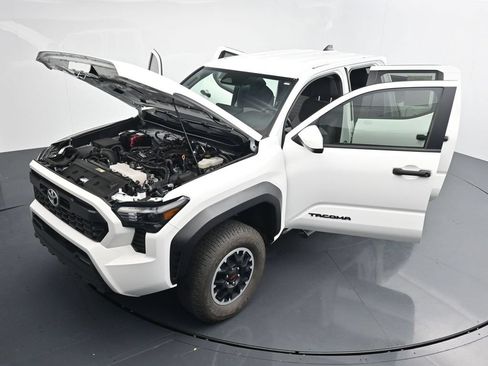Used 2024 Toyota Tacoma TRD Off-Road AWD/4WD image 40