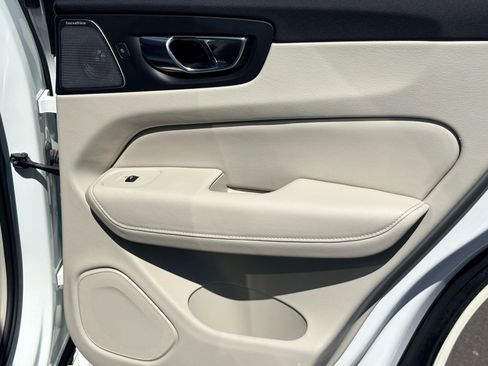 Used 2018 Volvo XC60 T8 Inscription image 29