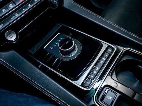 Used 2019 Jaguar F-PACE R-Sport image 34