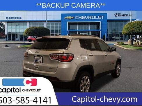 Used 2025 Jeep Compass Latitude image 3