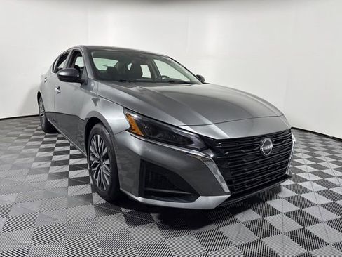 Used 2025 Nissan Altima 2.5 SV FWD image 11