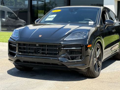Used 2025 Porsche Cayenne GTS image 3