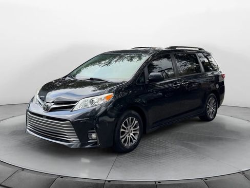 Used 2019 Toyota Sienna XLE image 5