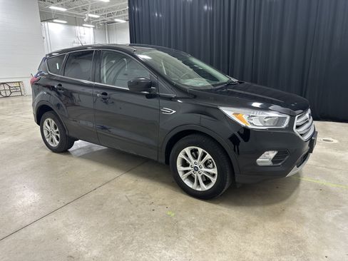 Used 2019 Ford Escape SE image 2