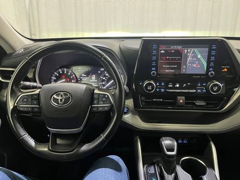 Used 2022 Toyota Highlander XLE AWD/4WD image 22