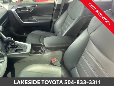 Used 2021 Toyota RAV4 XLE Premium image 9