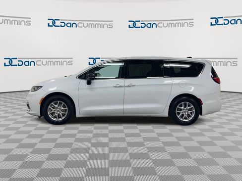 Used 2025 Chrysler Pacifica Select FWD image 5