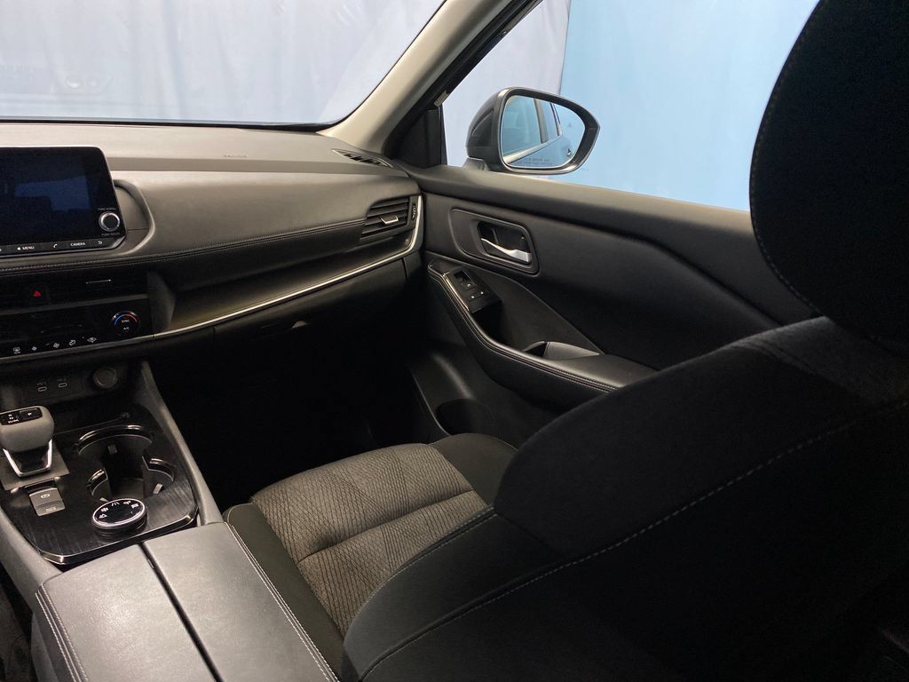 Used 2025 Nissan Rogue SV AWD/4WD image 28