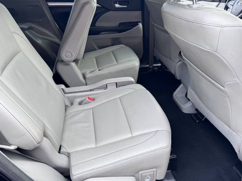 Used 2017 Toyota Highlander XLE FWD image 19