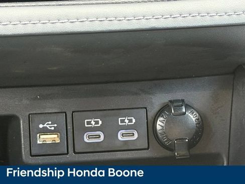 Used 2023 Toyota Highlander L AWD/4WD image 32