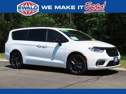 Used 2024 Chrysler Pacifica Limited w/ Uconnect Theater Family Group