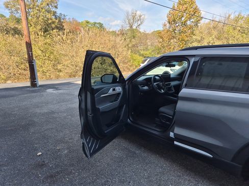 Certified 2025 Ford Explorer Active image 8