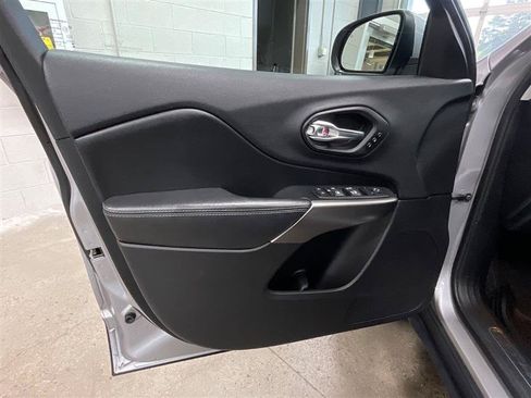 Used 2020 Jeep Cherokee Limited FWD image 10