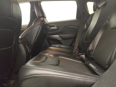 Used 2019 Jeep Cherokee Latitude Plus FWD image 18