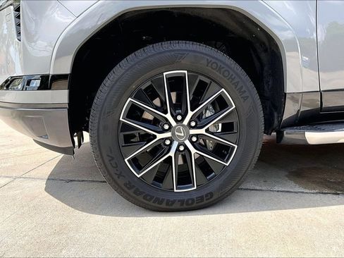 Used 2026 Lexus GX 550 w/ Accessory Package (2T) AWD/4WD image 11