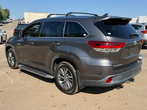 Used 2019 Toyota Highlander XLE AWD/4WD image 3