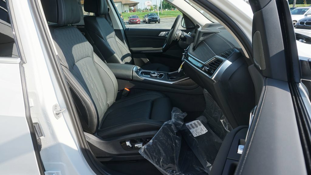 New 2027 BMW X7 xDrive40i w/ Executive Package AWD/4WD image 11