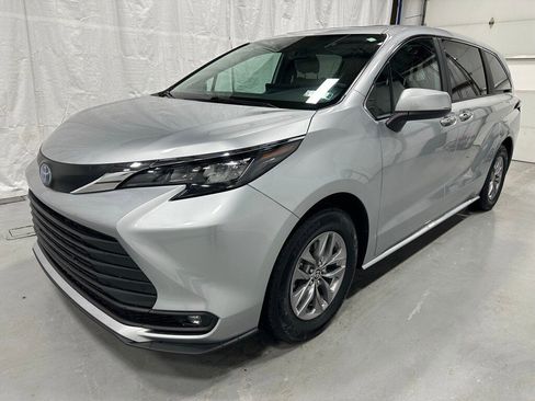 Used 2025 Toyota Sienna XLE image 3