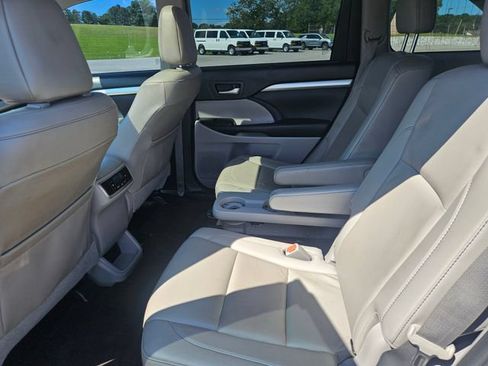 Used 2019 Toyota Highlander XLE FWD image 24