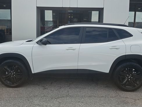 Used 2024 Chevrolet Trax ACTIV w/ Sunroof Package FWD image 2