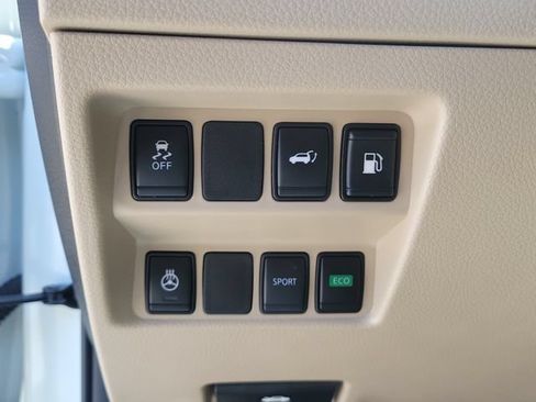 Used 2018 Nissan Rogue SV w/ Premium Package FWD image 9