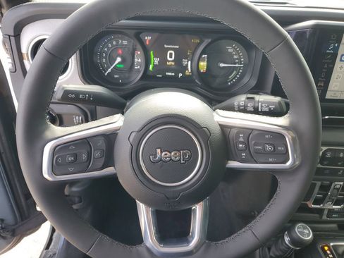 Used 2025 Jeep Wrangler Unlimited Sahara AWD/4WD image 22