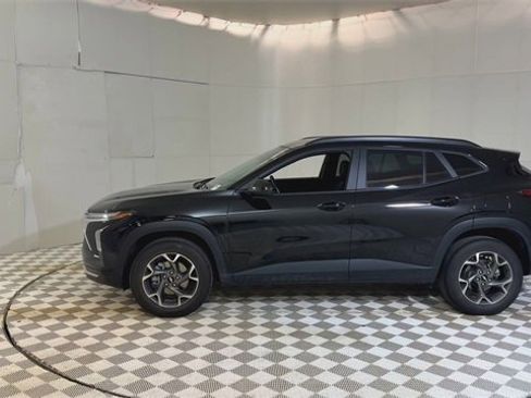 Used 2024 Chevrolet Trax LT w/ Driver Confidence Package image 5