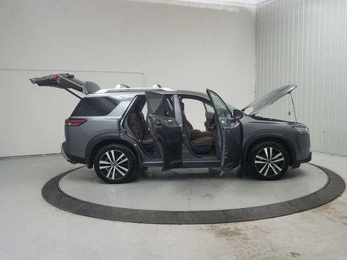 Used 2024 Nissan Pathfinder Platinum FWD image 17