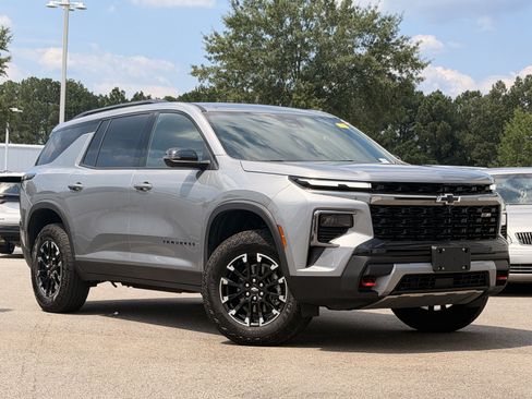 Used 2024 Chevrolet Traverse Z71 AWD/4WD image 2
