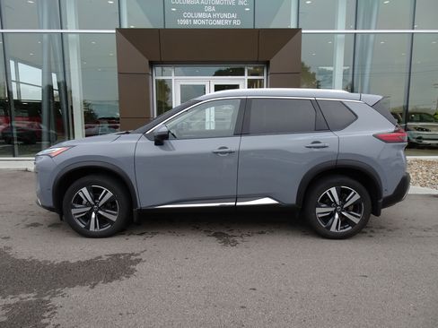 Used 2021 Nissan Rogue Platinum image 2