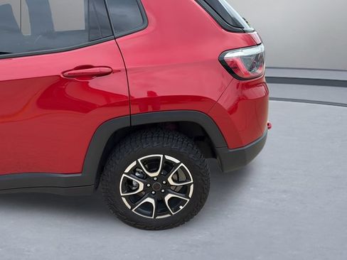 Used 2025 Jeep Compass Trailhawk AWD/4WD image 19
