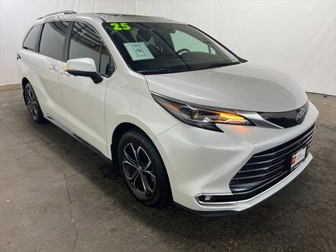 Certified 2025 Toyota Sienna Platinum image 1