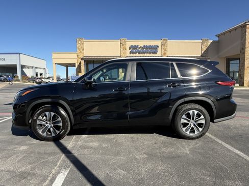 Used 2023 Toyota Highlander XLE image 4