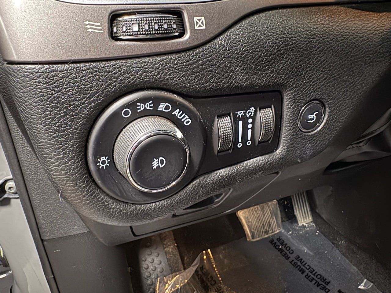 Used 2022 Jeep Cherokee Limited w/ Mopar Interior Package AWD/4WD image 14