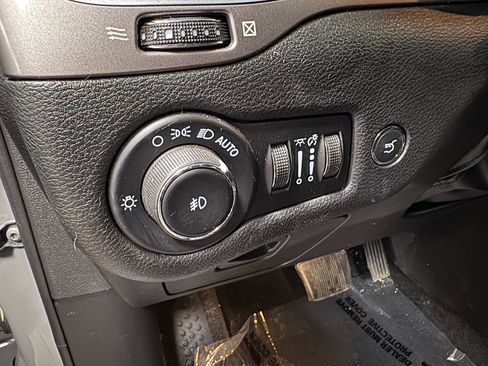 Used 2022 Jeep Cherokee Limited w/ Mopar Interior Package AWD/4WD image 14