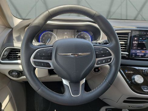 Used 2024 Chrysler Pacifica Touring-L FWD image 19