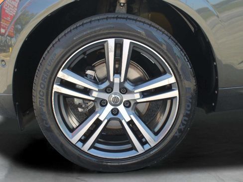 Used 2019 Volvo XC60 T5 Momentum w/ Multimedia Package image 11