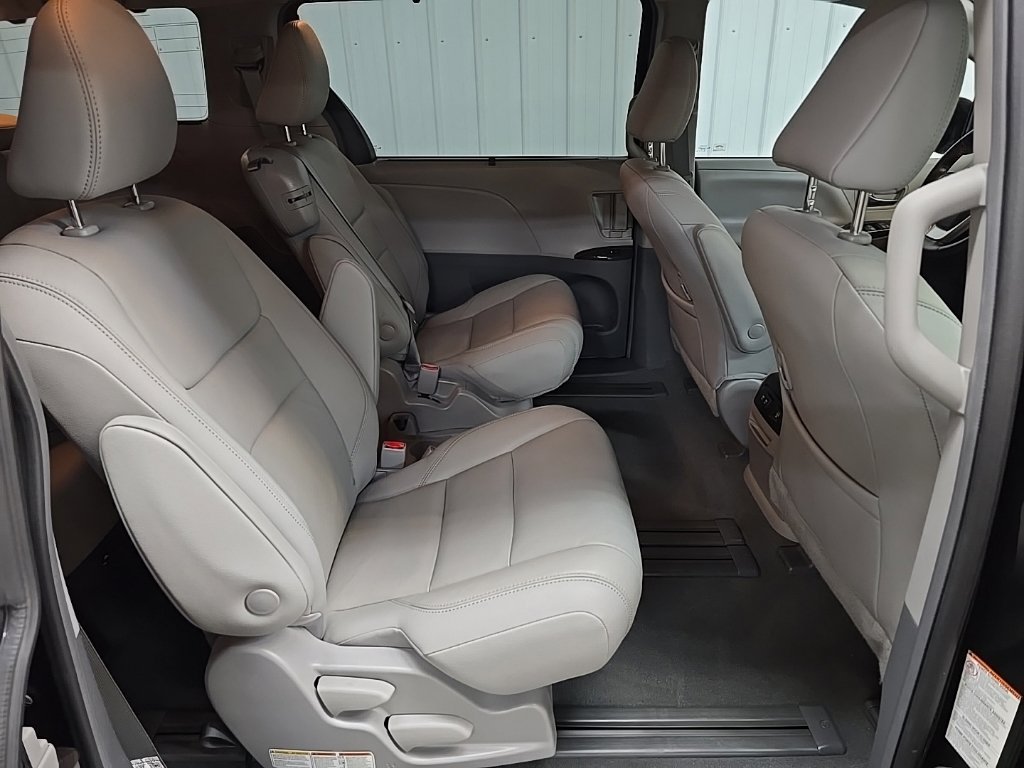 Used 2019 Toyota Sienna XLE w/ XLE Navigation Package FWD image 18