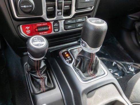 Used 2023 Jeep Wrangler Unlimited Rubicon w/ Cold Weather Group AWD/4WD image 31