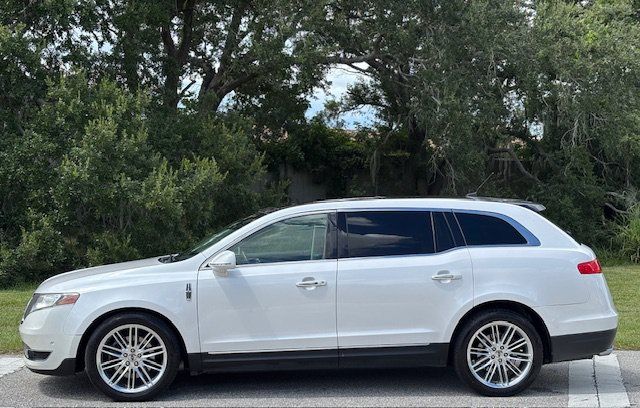 Used 2013 Lincoln MKT AWD image 2
