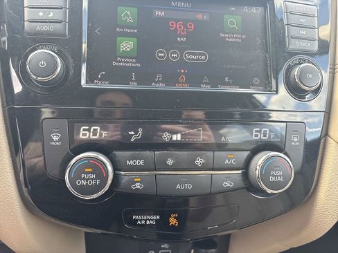 Used 2018 Nissan Rogue SL w/ Premium Package FWD image 17