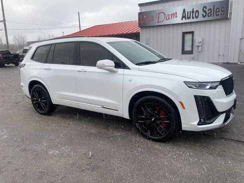 Used 2023 Cadillac XT6 Sport image 2
