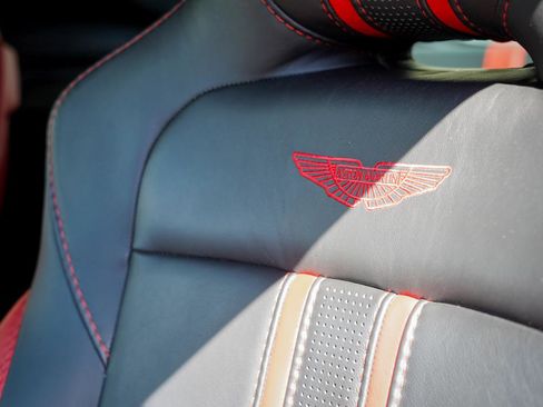 Used 2019 Aston Martin V8 Vantage Coupe RWD image 19