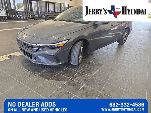 Used 2024 Hyundai Elantra SEL FWD image 2