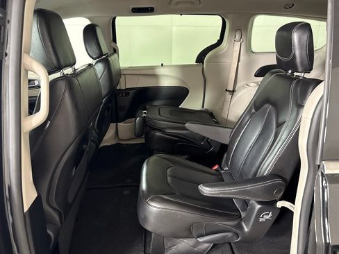 Used 2023 Chrysler Pacifica Touring-L FWD image 21