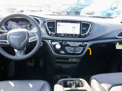 New 2026 Chrysler Pacifica Select AWD/4WD image 17