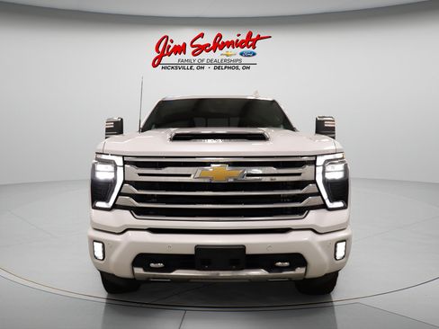 Used 2024 Chevrolet Silverado 2500 High Country w/ High Country Premium Package AWD/4WD image 3