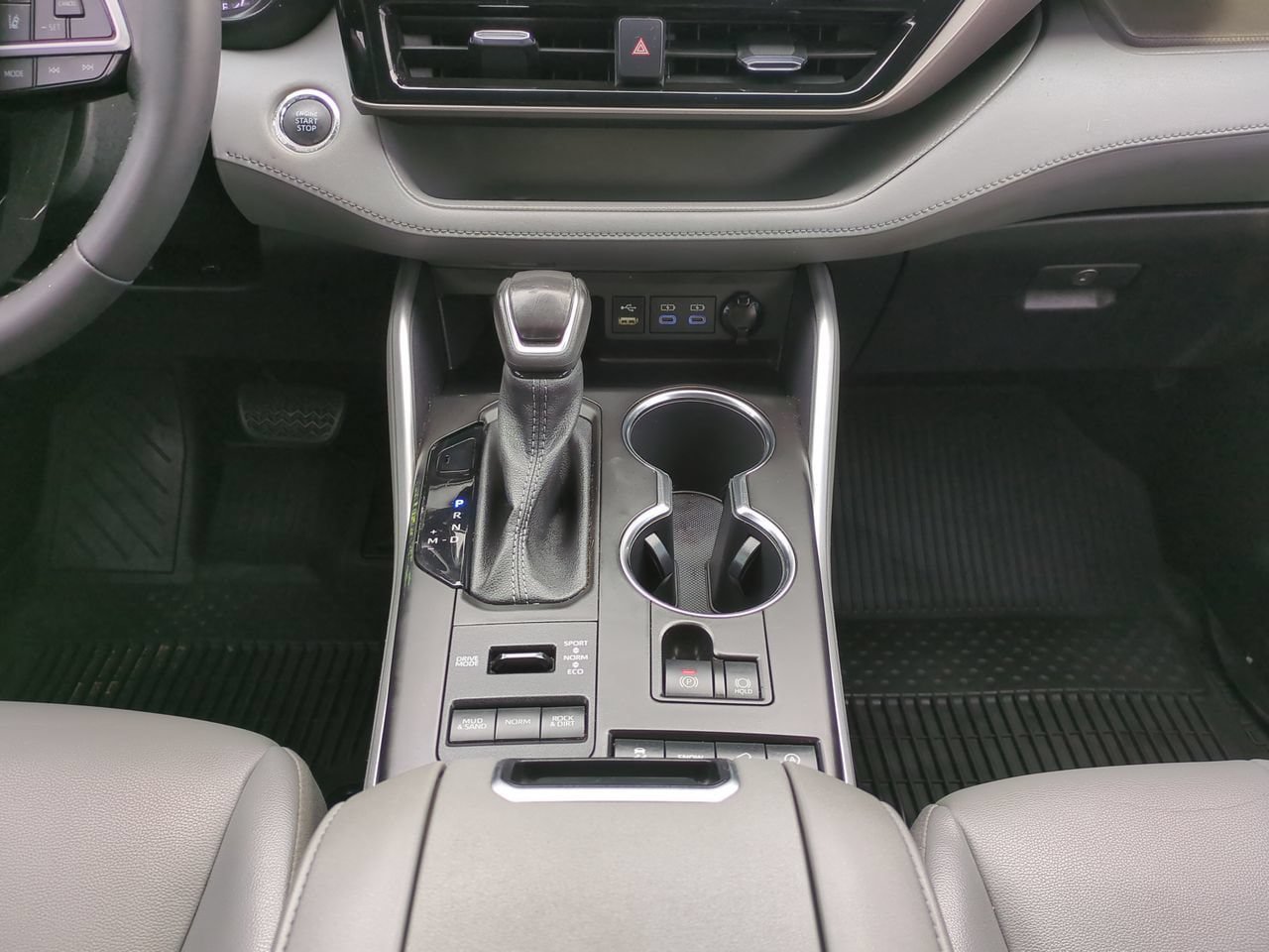 Used 2022 Toyota Highlander XLE AWD/4WD image 19