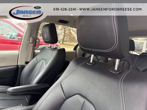 Used 2024 Chrysler Pacifica Touring-L image 10
