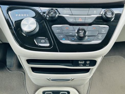 Used 2017 Chrysler Pacifica Touring w/ Tire & Wheel Group image 18